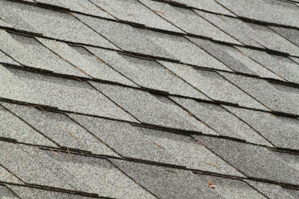 Side angle of gray laminate shingles